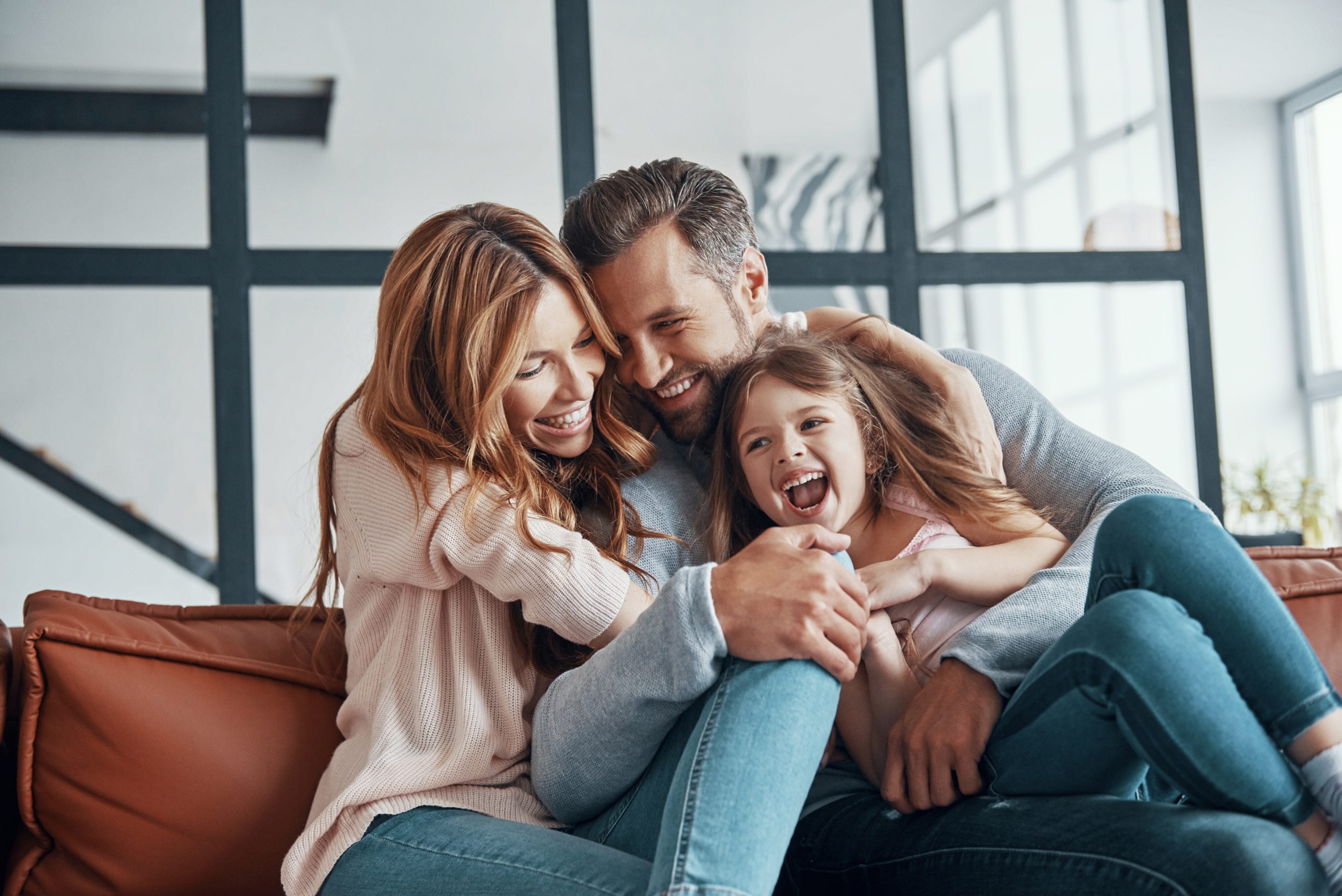 Família sorrindo juntos